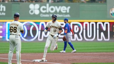 Cooper Pratt (12), de los Cerveceros de Milwaukee, sonríe mientras recorre las bases tras conectar un jonrón solitario durante la segunda entrada de un partido de béisbol contra los Mets de Nueva York, el lunes 20 de julio de 2026, en Milwaukee. (Foto AP/Aaron Gash)