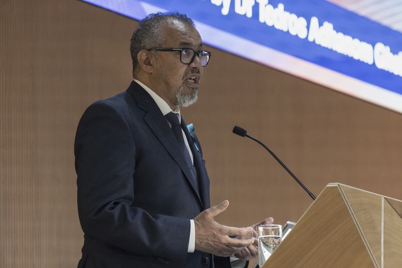 El director general de la Organización Mundial de la Salud (OMS), Tedros Adhanom Ghebreyesus, hace una declaración durante la apertura de la 78va Asamblea de Salud Mundial en la sede europea de Naciones Unidas, en Ginebra, Suiza, el lunes 19 de mayo de 2025. (Magali Girardin/Keystone via AP)