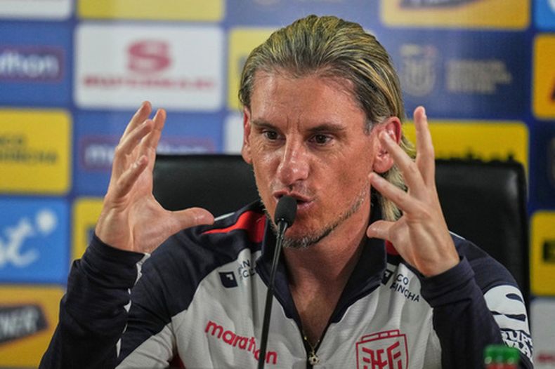 El técnico de Ecuador Sebastián Beccacece durante una rueda de prensa con miras al Mundial, el martes 19 de mayo de 2026, en Quito. (AP Foto/Dolores Ochoa)