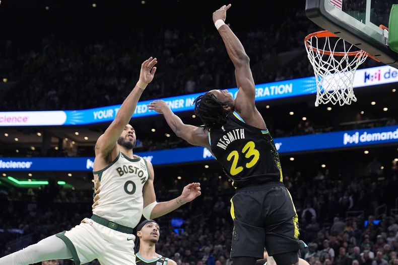Jayson Tatum, de los Celtics de Boston, tapa un disparo de Aaron Nesmith, de los Pacers de Indiana, el martes 30 de enero de 2024 (AP Foto/Michael Dwyer)