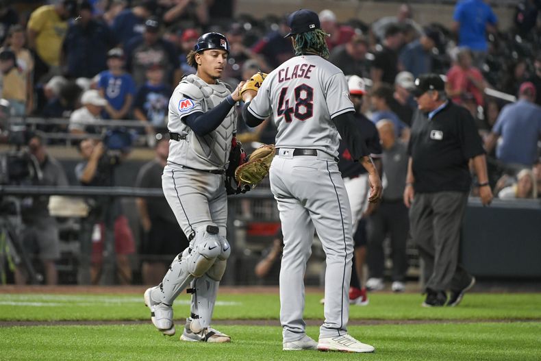 Bo Naylor y el dominicano Emmanuel Clase, de los Guardianes de Cleveland, festejan la victoria sobre los Mellizos de Minnesota, el martes 29 de agosto de 2023 (AP Foto/Craig Lassig)