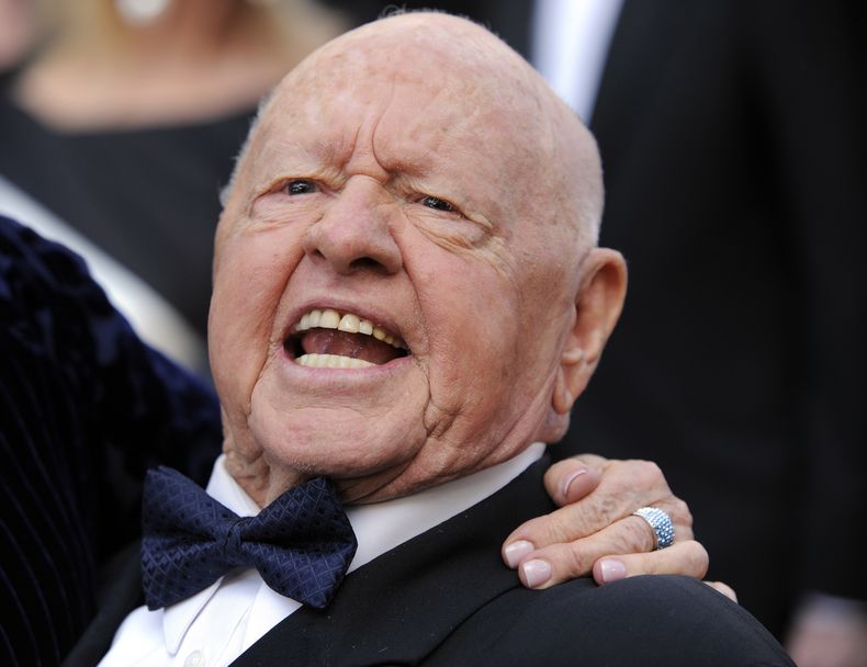 Mickey Rooney habla en la 82a entrega de los premios Oscar en Los &Aacute;ngeles en una fotograf&iacute;a del 7 de marzo de 2010. Un juez firm&oacute; el viernes 11 de abril de 2014 un acuerdo entre los familiares de Rooney para que el actor sea enterrado