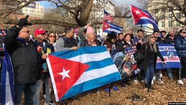 cubanos con i-220a protestan frente a la embajada de cuba en washington: abajo el comunismo y los castro
