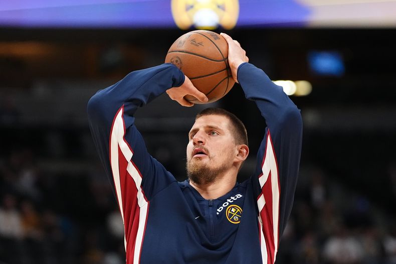 Nikola Jokic de los Nuggets de Denver previo a un juego de pretemporada contra los Bulls de Chicago, el martes 14 de octubre de 2025, en Denver. (AP Foto/Jack Dempsey)