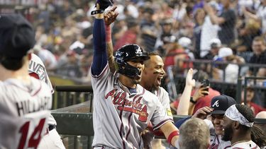 Eddie Rosario, centro, de los Bravos de Atlanta, celebra después de batear un grand slam en contra de los Diamondbacks de Arizona durante la novena entrada del juego de béisbol, el domingo 4 de junio de 2023, en Phoenix. (AP Foto/Darryl Webb)
