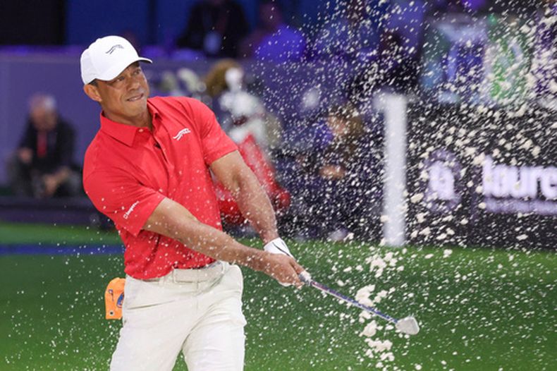 Tiger Woods, del Jupiter Links Golf Club, juega un tiro desde una trampa de arena en el hoyo ocho, durante el día final del torneo de golf TGL, el martes 24 de marzo de 2026, en Palm Beach Gardens, Florida. (Foto AP/Reinhold Matay)