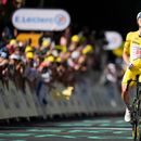 El esloveno Tadej Pogacar porta el maillot amarillo de líder de la general mientras celebra al ganar la décima etapa del Tour de Francia en Le Lioran, Francia el martes 14 de julio del 2026. (AP Foto/Mosaab Elshamy)