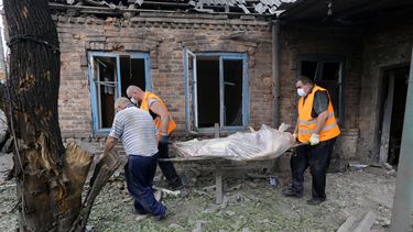 americateve | Rescatistas cargan el cuerpo de una mujer que muri&oacute; durante un bombardeo en Donetsk, en el oriente de Ucrania el martes 5 de agosto de 2014. La ONU se&ntilde;al&oacute; que que la situaci&oacute;n humanitaria en el oriente de Ucrania empeora. (Foto