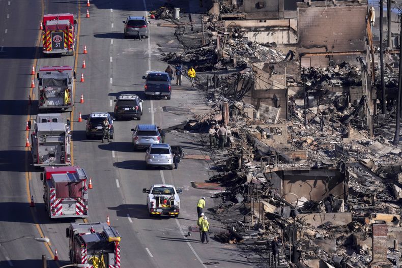 Casas junto a la autopista del Pacífico se ven quemadas por el incendio Palisades, el domingo 12 de enero de 2025, en Malibú California. (AP Foto/Mark J. Terrill)