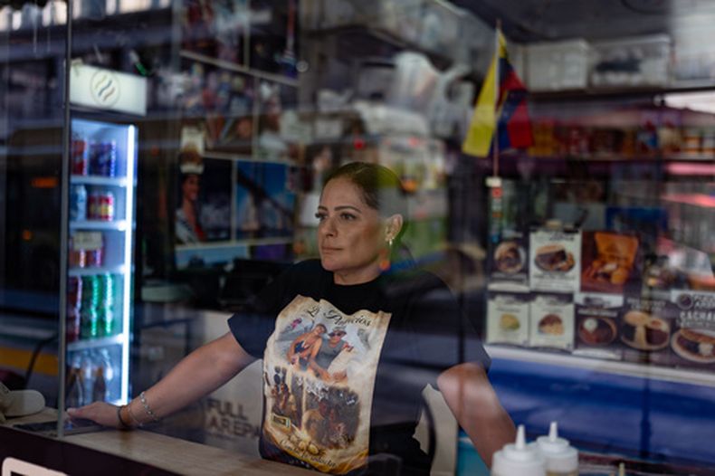 Kelly Granado, cuyos padres murieron en los terremotos del 24 de junio en Venezuela, posa para fotos en su restaurante en el centro de Los Ángeles, el 25 de agosto de 2026. (Foto AP/Jae C. Hong)
