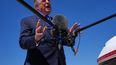 El presidente Donald Trump habla con la prensa después de que la rampa inflable de emergencia del avión presidencial antes de la llegada del mandatario a la Base Conjunta Andrews, el miércoles 9 de septiembre de 2026, en Maryland. (AP Foto/Jacquelyn Martin)