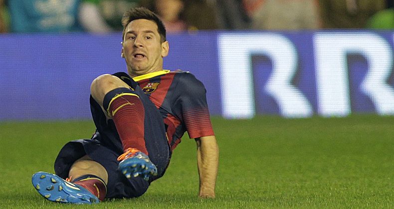 El jugador del Barcelona, Lionel Messi, aparece en el c&eacute;sped en un partido contra el Betis el domingo, 10 de noviembre de 2013, en Sevilla, Espa&ntilde;a. (AP Photo/Angel Fernandez)