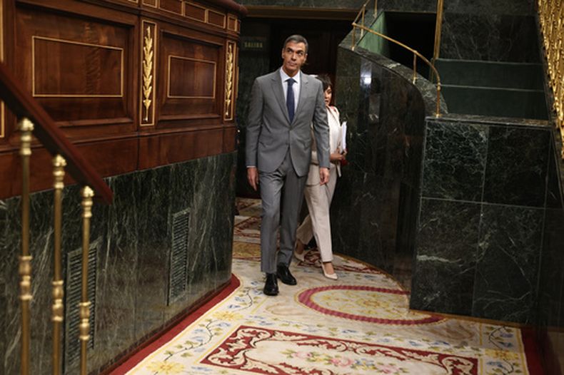 El presidente del gobierno, Pedro Sánchez, llega al Congreso de los Diputados en Madrid, el viernes 2 de octubre de 2026. (Eduardo Parra/Europa Press via AP)