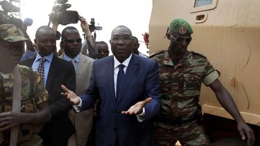 americateve | Esta fotograf&iacute;a de archivo del jueves 19 de diciembre de 2013 muestra a Michel Djotodia, presidente de la Rep&uacute;blica Centroafricana, mientras regresa al veh&iacute;culo blindado de Chad en el que lleg&oacute; luego de reunirse con Samantha Po