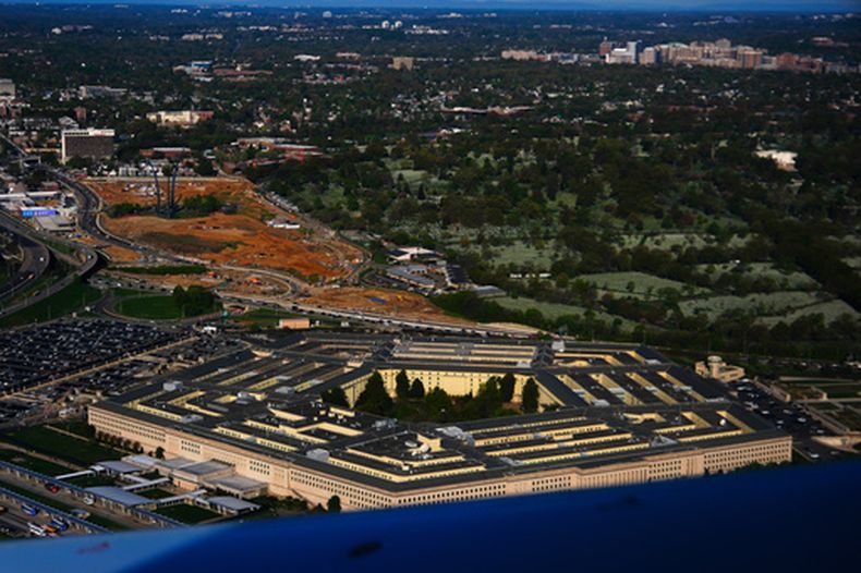 El Pentágono visto desde un avión, el martes 7 de abril de 2026, en Washington. (AP Foto/Julia Demaree Nikhinson)