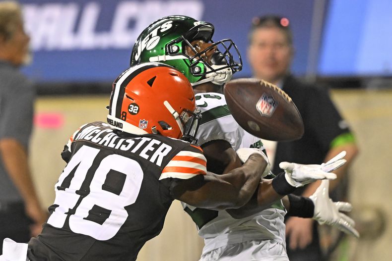 Tanner McCalister, de los Browns de Cleveland, desvía un pase dirigido a T.J. Luther, de los Jets de Nueva York, en el partido del Salón de la Fama, el jueves 3 de agosto de 2023, en Canton, Ohio (AP Foto/David Richard)