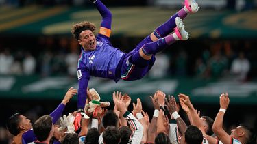 Guillermo Ochoa, arquero de la selección de México, es lanzado por los aires por sus compañeros tras la victoria ante Chequia en el Mundial, el miércoles 24 de junio de 2026 (AP Photo/Natacha Pisarenko )