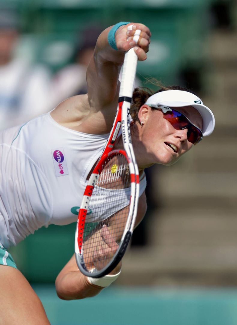 La australiana Samantha Stosur en un pasaje del encuentro en que venci&oacute; a la canadiense Eugenie Bouchard en la final del Abierto de Jap&oacute;n en Osaka el 13 de octubre del 2013 (AP Foto/Kyodo News) JAPAN OUT, CREDIT MANDATORY