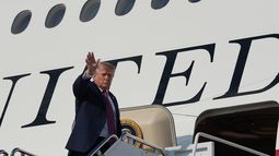 El presidente Donald Trump saluda mientras sube al Air Force One, el viernes 3 de julio de 2026, en la Base Conjunta Andrews, Maryland. (AP Foto/Alex Brandon)