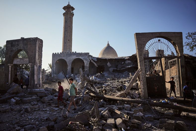 Palestinos inspeccionan la mezquita Abu Salim un día después de un ataque aéreo israelí, en Deir al-Balah, en el centro de la Franja de Gaza, el 25 de agosto de 2026. (AP Foto/Abdel Kareem Hana)