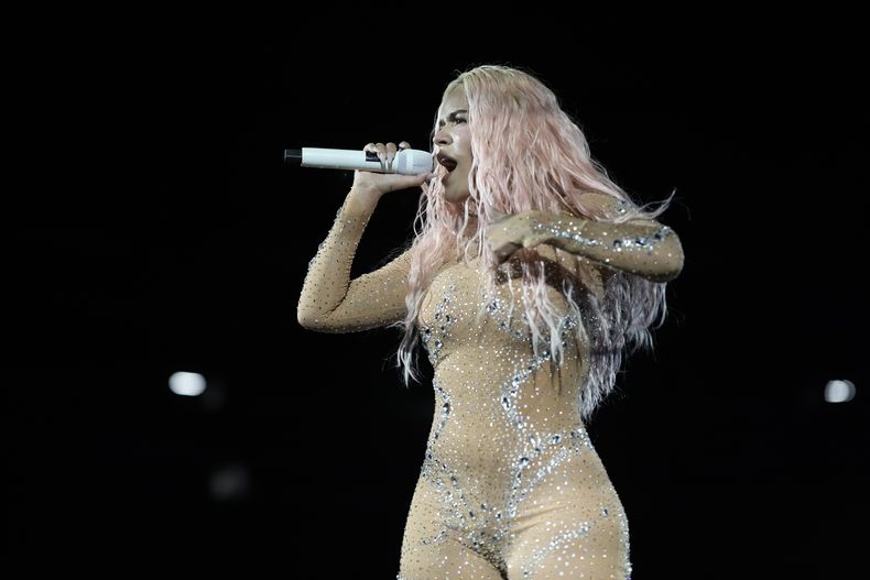 Karol G durante un concierto de su gira Mañana será bonito en el Estadio Azteca de la Ciudad de México el jueves 8 de febrero de 2024. (Foto AP/Eduardo Verdugo)