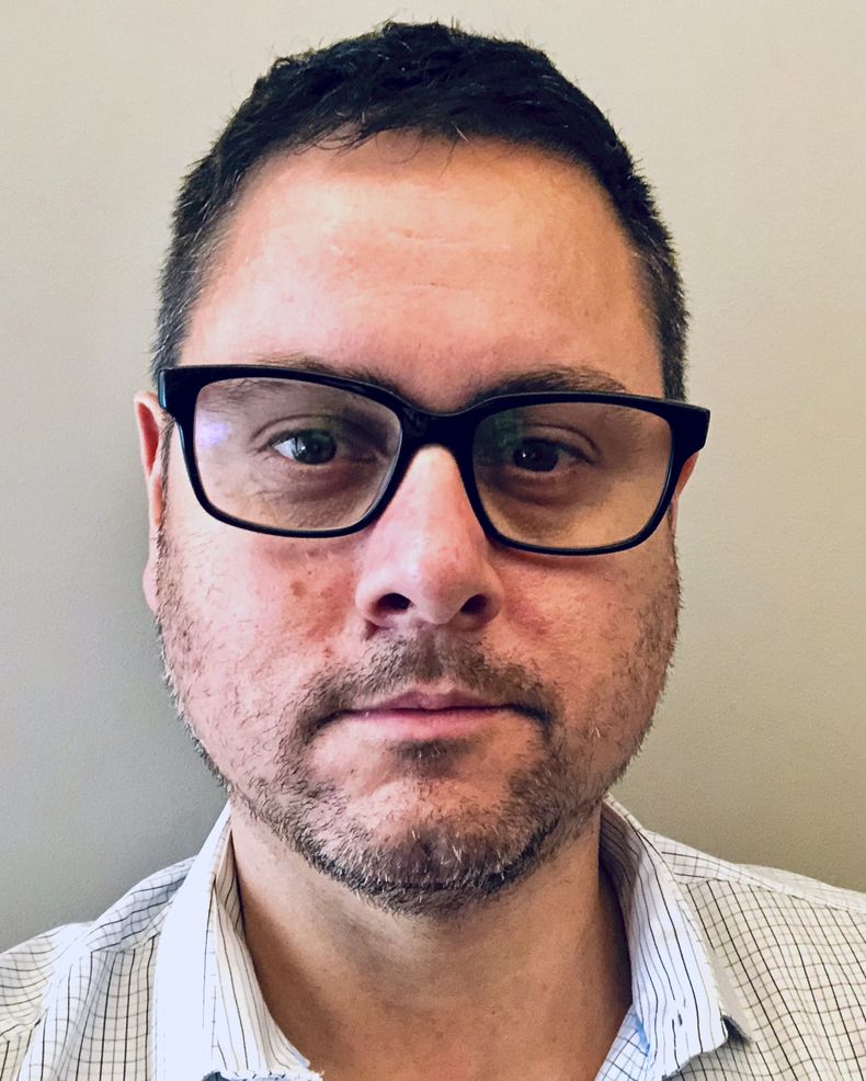 En este autorretrato sin fecha proporcionado por Ben McDonald, el fotógrafo Ben McDonald en Sydney, Australia. McDonald declaró ante la policía que el padre de Taylor Swift le dio un puñetazo en un paseo marítimo de Sydney el 27 de febrero de 2024, horas después de que terminara la gira de Swift en Australia. (Ben McDonald vía AP)