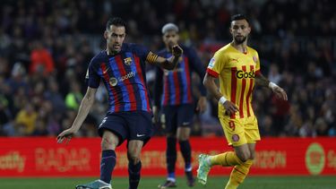 Sergio Busquets del Barcelona pasa el balón frente a Valentín Castellanos durante el partido por la Liga española, el lunes 10 de abril de 2023. (AP FotoJoan Monfort)