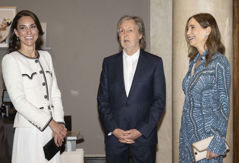 Catalina, la princesa de Gales, sonríe junto a Sir Paul McCartney, al centro, y su esposa Nancy Shevell, derecha, durante una visita para reinaugurar la Galería Nacional de Retratos luego de una renovación de tres años, el martes 20 de junio de 2023, en Londres. (Paul Grover, fotografía compartida vía AP)
