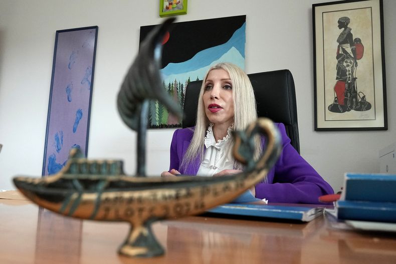 Salina Shambos, recién nombrada enviada especial para las comunidades cristianas y las minorías en Oriente Medio, habla en entrevista con The Associated Press en su oficina en Nicosia, la capital de Chipre, el viernes 17 de enero de 2025. (AP Foto/Petros Karadjias)