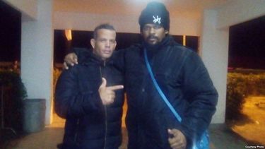 de cuba a los balcanes: dos santiagueros aguardan en campo de refugiados en serbia