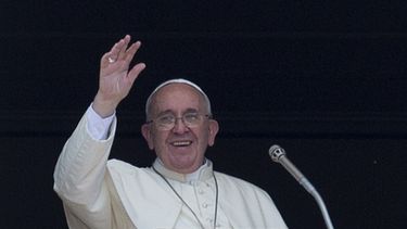 americateve | El papa Francisco bendice a la multitud que acudi&oacute; a escuchar la oraci&oacute;n del domingo desde la ventana de su estudio que da a la plaza de San Pedro, en Ciudad del vaticano, el domingo 10 de agosto de 2014.  (Foto de AP/Andrew Medichini)