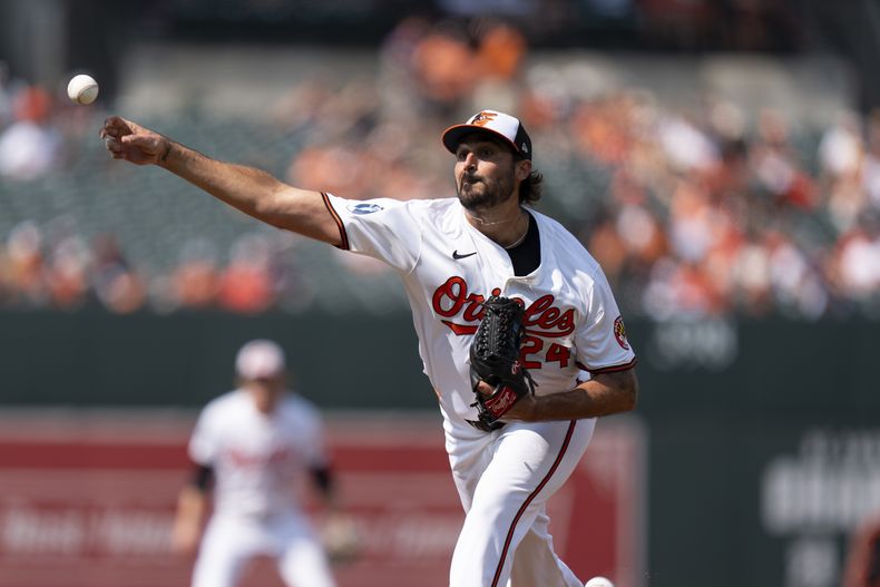 Zach Eflin (24), abridor de los Orioles de Baltimore, lanza durante la segunda entrada del primer juego de béisbol de una doble cartelera en contra de los Azulejos de Toronto, el lunes 29 de julio de 2024, en Baltimore. (AP Foto/Stephanie Scarbrough)