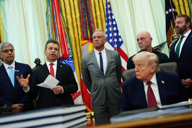 El doctor Marty Makary, director de la Administración de Alimentos y Medicamentos, habla acompañado de (de izquierda a derecha): el director de los Institutos Nacionales de Salud doctor Jay Bhattacharya, el secretario de Salud y Servicios Humanos Robert F. Kennedy Jr., Joe Rogan, el presidente Donald Trump, y el CEO de Americans for Ibogaine W. Bryan Hubbard, en la Oficina Oval, en la Casa Blanca, en Washington, el 18 de abril del 2026. (AP foto/Julia Demaree Nikhinson)