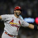 ARCHIVO - Foto del 23 de septiembre del 2023, el bateador designado de los Cardenales de San Luis Albert Pujols llega a los 700 jonrones en la cuarta entrada del juego ante los Dodgers de Los Ángeles. El lunes 5 de junio del 2023, la MLB contrata a Pujols como asistente especial del comisionado Rob Manfred. (AP Foto/Ashley Landis, Archivo)