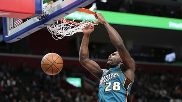 ARCHIVO- El pívot de los Pistons de Detroit, Isaiah Stewart (28), clava el balón en un partido de baloncesto en contra de los Suns de Phoenix en la segunda mitad, el 4 de febrero de 2023, en Detroit. Los Pistons y Stewart acordaron una extensión de cuatro años y 64 millones de dólares, de acuerdo con una persona con conocimiento de la negociación, el lunes 10 de julio de 2023. (AP Foto/Paul Sancya, Archivo)