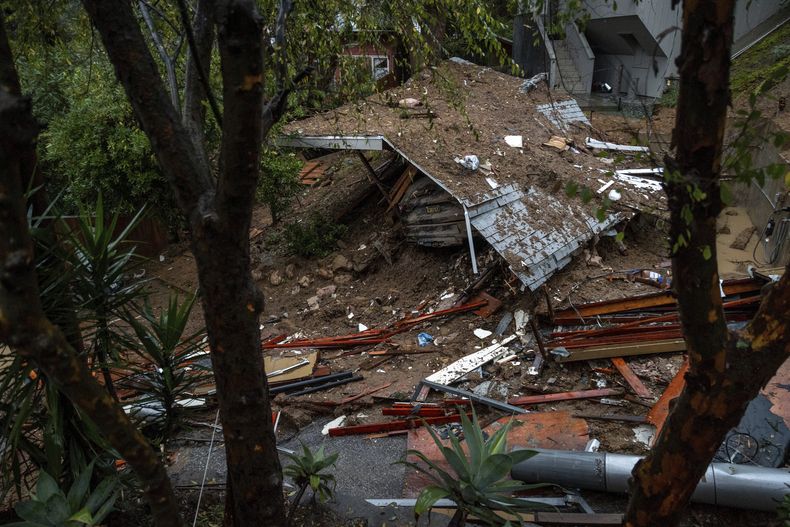 Una propiedad destruida por una avalancha de lodo durante una tormenta, el martes 6 de febrero de 2024, en el área de Beverly Glen de Los Ángeles, California. (AP Foto/Ethan Swope)