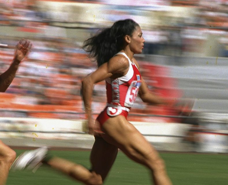 ARCHIVO - La velocista estadounidense Florence Griffith Joyner, de Los Ángeles, alcanza el récord mundial en la semifinal de los 200 metros planos femeninos de los Juegos Olímpicos en Seúl, el jueves 29 de septiembre de 1988. Los récords de velocidad femenina de la fallecida Florence Griffith Joyner (10.49 en los 100 y 21.34 en los 200) parecen estar en peligro. (AP Foto/Lennox McLendon, Archivo)