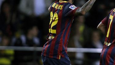 americateve | Daniel Alves del Barcelona celebra tras anotar un gol ante Villarreal en la liga espa&ntilde;ola el domingo 27 de abril de 2014. (AP Foto/Alberto Saiz)