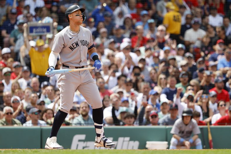 Aaron Judge, de los Yankees de Nueva York, reacciona tras poncharse en la tercera entrada de un juego de béisbol contra los Medias Rojas de Boston, el domingo 15 de junio de 2025, en Boston. (Foto AP/Greg M. Cooper)