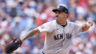 El cubano Néstor Cortés, abridor de los Yankees de Nueva York, hace un lanzamiento en el juego ante los Filis de Filadelfia, el miércoles 31 de julio de 2024 (AP Foto/Chris Szagola)