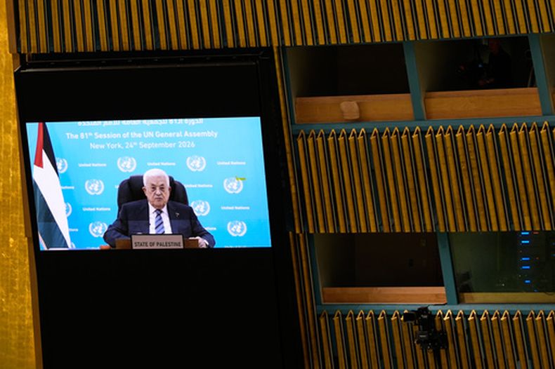 El presidente palestino Mahmud Abás habla por video ante la Asamblea General de las Naciones Unidas el 24 de septiembre del 2026. (AP foto/Seth Wenig)