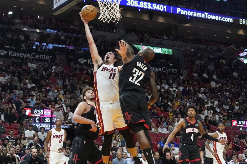 El base del Heat de Miami Jaime Jaquez Jr. avanza hacia la canasta con el balón pr delante del alero de los Rockets de Houston Jeff Green en el encuentro del lunes 8 de enero del 2024. (AP Foto/Marta Lavandier)