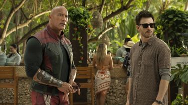 Foto entregada por Prime, que muestra a Dwayne Johnson (izq) y Chris Evans en una escena de Red One. (Frank Masi/Prime via AP)