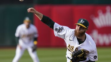 El lanzador de los Atléticos de Oakland Paul Blackburn lanza en la primera entrada del encuentro ante los Yanquis de Nueva York el martes 27 de junio del 2023. (AP Foto/Godofredo A. Vásquez)