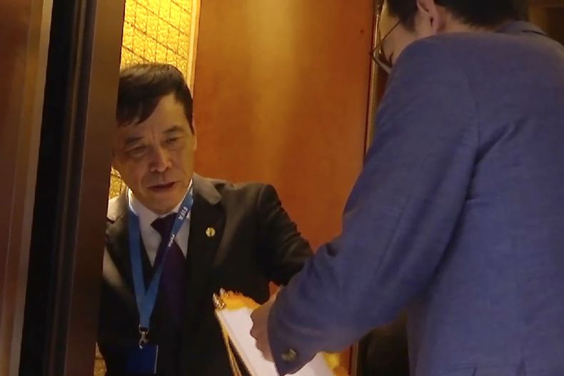 En esta imagen de archivo, tomada de un video, Chen Xuyuan, presidente de la Asociación China de Fútbol, entra en un ascensor en Shanghái, el 24 de octubre de 2019. (AP Foto, archivo)