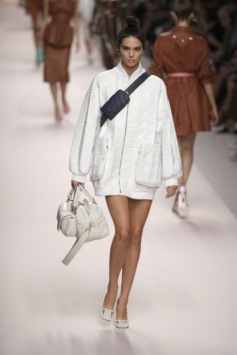 ARCHIVO - La modelo Kendall Jenner luce una creación como parte de la colección Primavera-Verano 2019 de Fendi para mujer, presentada durante la Semana de la Moda en Milán, Italia, el 20 de septiembre de 2018. (Foto AP/Luca Bruno, archivo)
