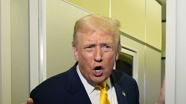 El presidente de EEUU, Donald Trump, habla con periodistas en el avión presidencial Air Force One de camino a su finca Mar-a-Lago en Palm Beach, Florida, el viernes 14 de noviembre de 2025. (AP Foto/Manuel Balce Ceneta)