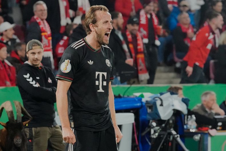 Harry Kane, del Bayern Múnich, celebra después de marcar el segundo gol de su equipo durante el partido de fútbol de la Copa Alemana entre Colonia y Bayern Múnich, el miércoles 29 de octubre de 2025, en Colonia, Alemania. (AP Foto/Martin Meissner)
