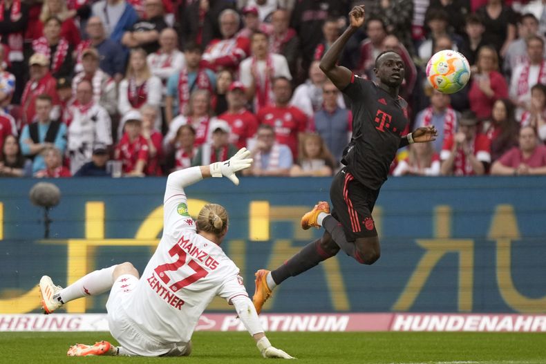 Sadio Mané del Bayern Múnich anota un gol que fue anulado en el partido contra Mainz en la Bundesliga, el sábado 22 de abril de 2023. (AP Foto/Matthias Schrader)