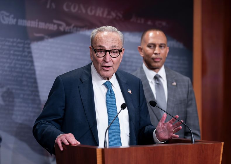 El líder de la minoría en el Senado, el demócrata Chuck Schumer, y el líder de la minoría en la Cámara de Representantes, el demócrata Hakeem Jeffries, actualizan a los reporteros luego de una reunión presencial con el presidente Donald Trump y la cúpula republicana sobre el inminente cierre de gobierno, el lunes 29 de septiembre de 2025, en el Capitolio, en Washington. (AP Foto/J. Scott Applewhite)
